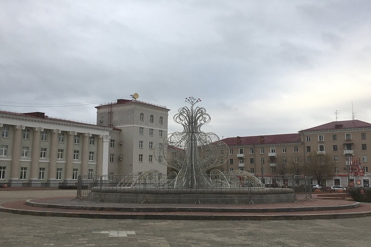 В Новокуйбышевске начали монтировать новогодние украшения