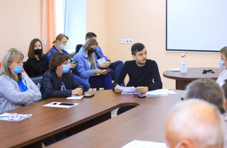 Врач-эпидемиолог Денис Павлов провёл встречу с общественниками и сотрудниками МБУ «ЦССР»