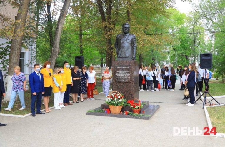 Церемония возложения цветов