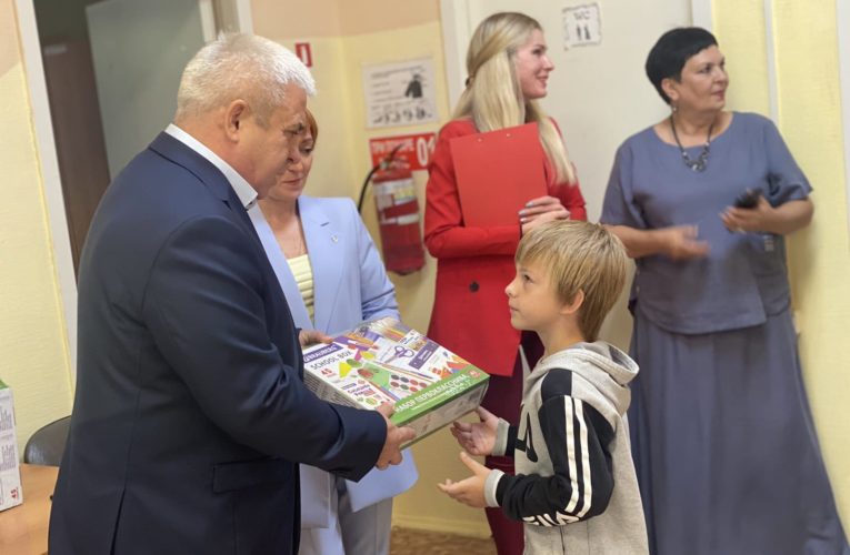 ПОДАРКИ К ШКОЛЕ В ЦЕНТРЕ «СЕМЬЯ»